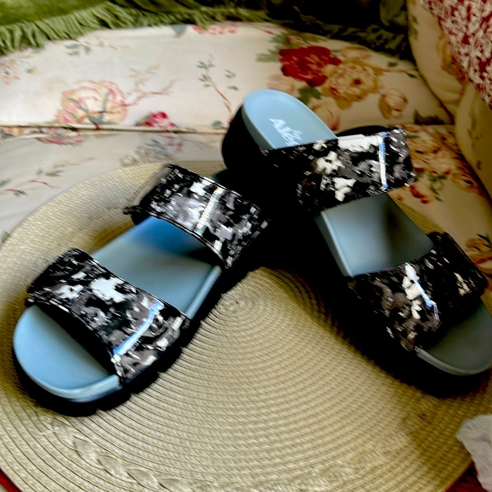 Awesome Algeria sandals, hardly worn, size 39, fit more like a 40.